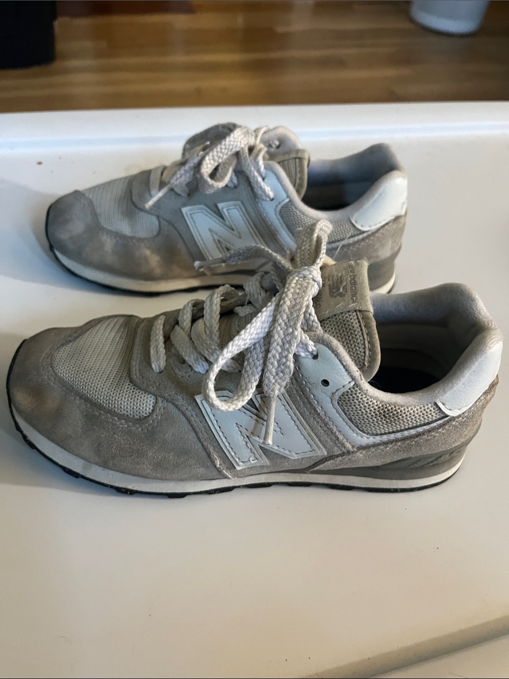 Youth New Balance 574 classsics Light Gray Suede & Mesh Trainers size 1.5Y